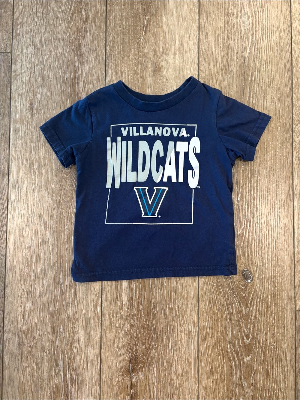 Villanova Wildcats size 3T navy t-shirt